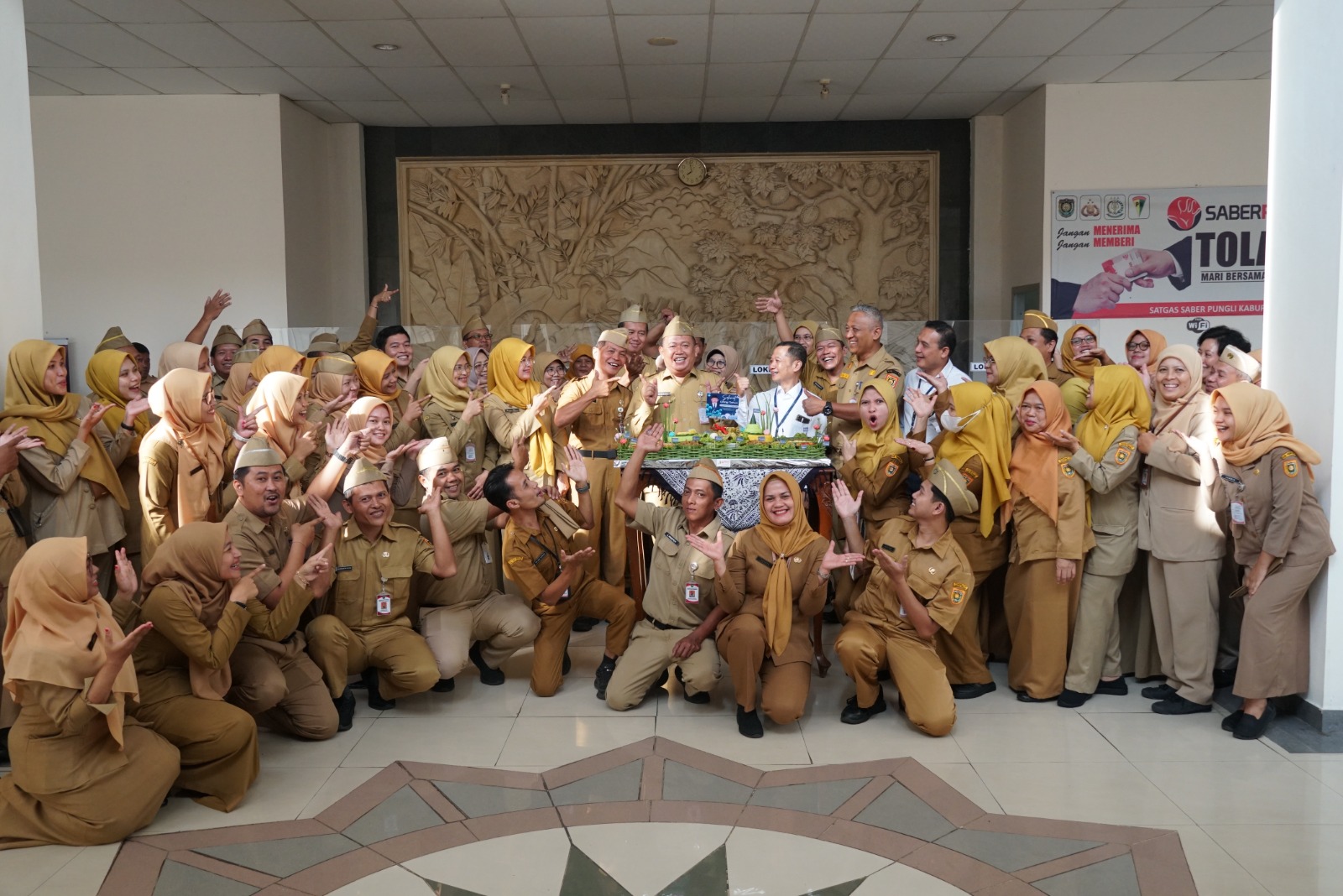 Kebersamaan Keluarga Besar Setda Peringati Ulang Tahun Sekda