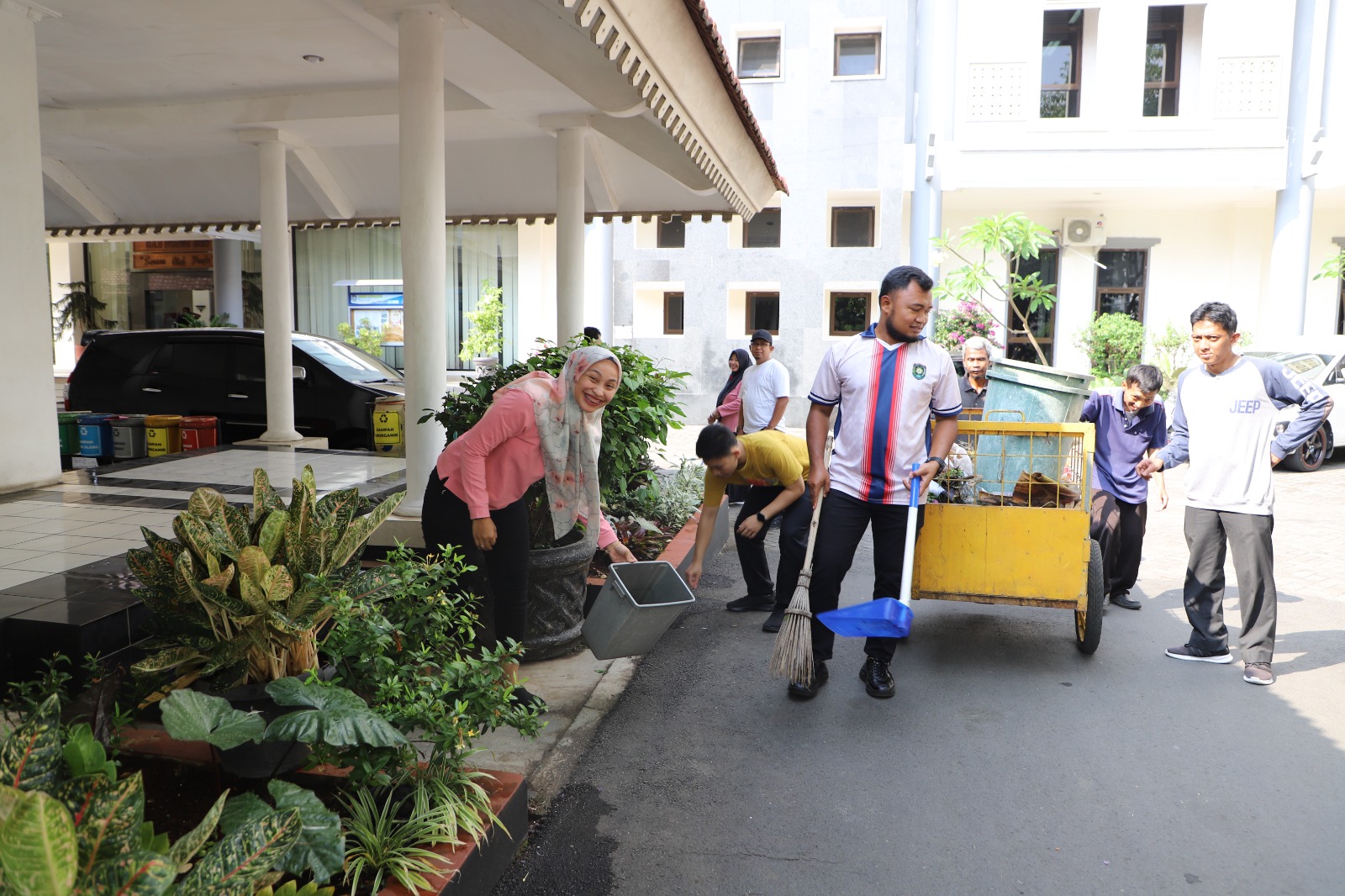 Peringati World Clean Up Day (WCD) Tahun 2025, Pegawai Setda Bersih-Bersih Lingkungan Kantor