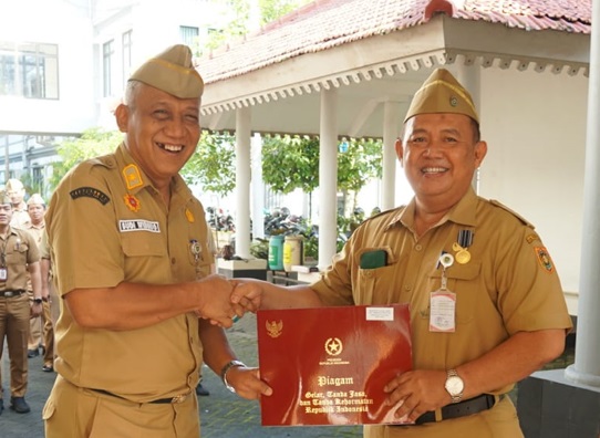 5 PNS Setda Terima Satyalancana Karya Satya