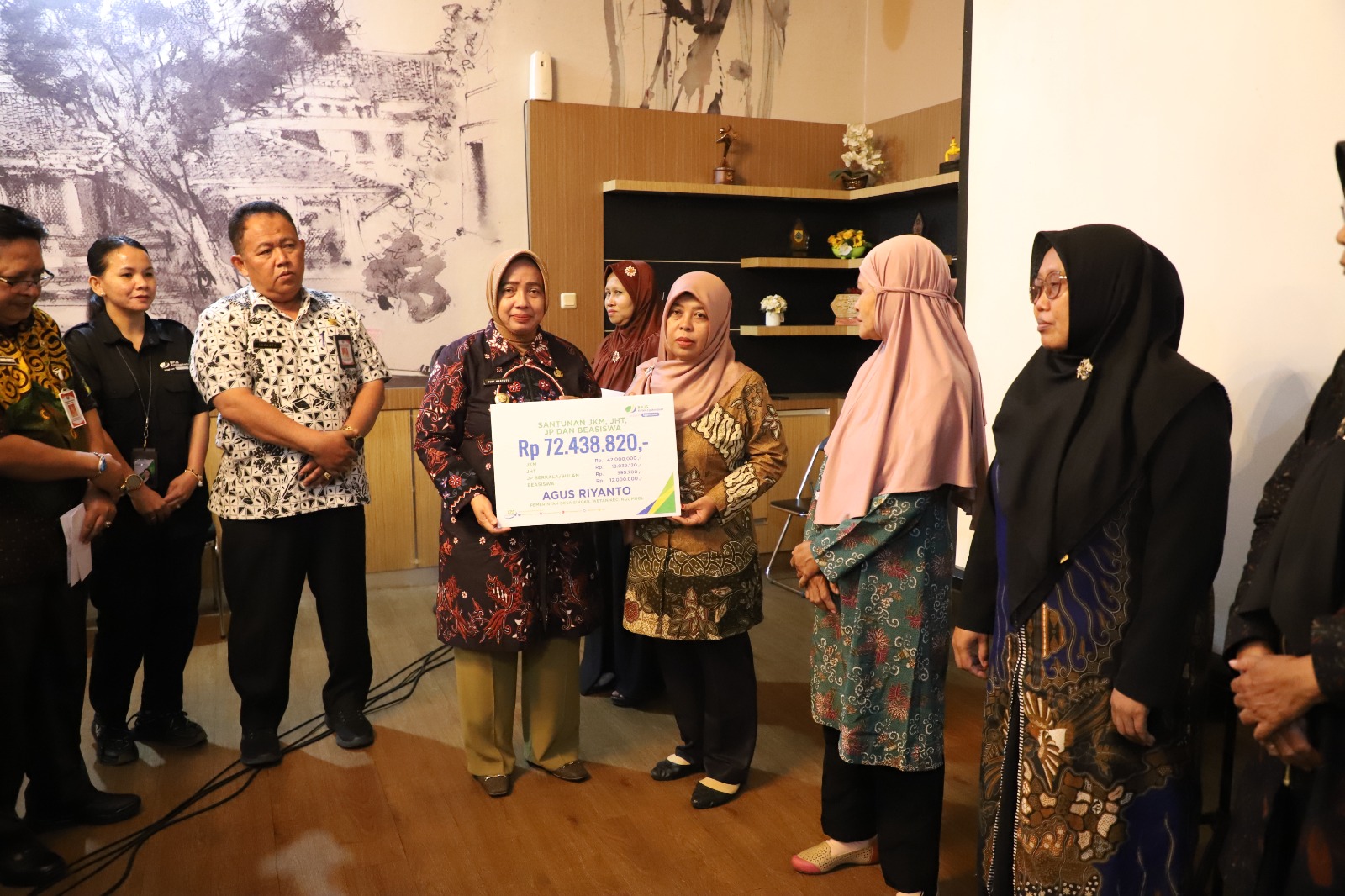 Penyerahan Santunan BPJS Ketenagakerjaan bagi Unsur Pemerintahan Desa